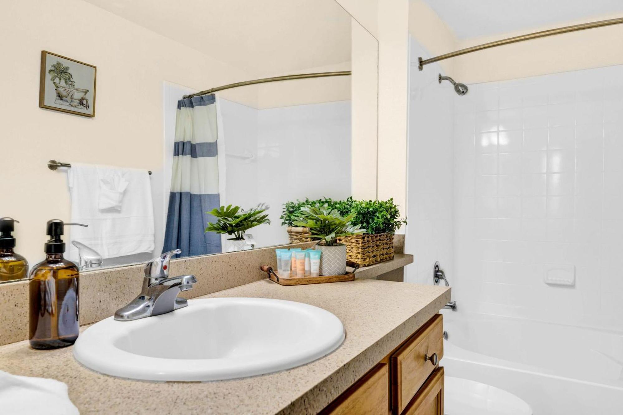 Spacious 2br2ba Minute To Airport & Westchase #7 Apartment *